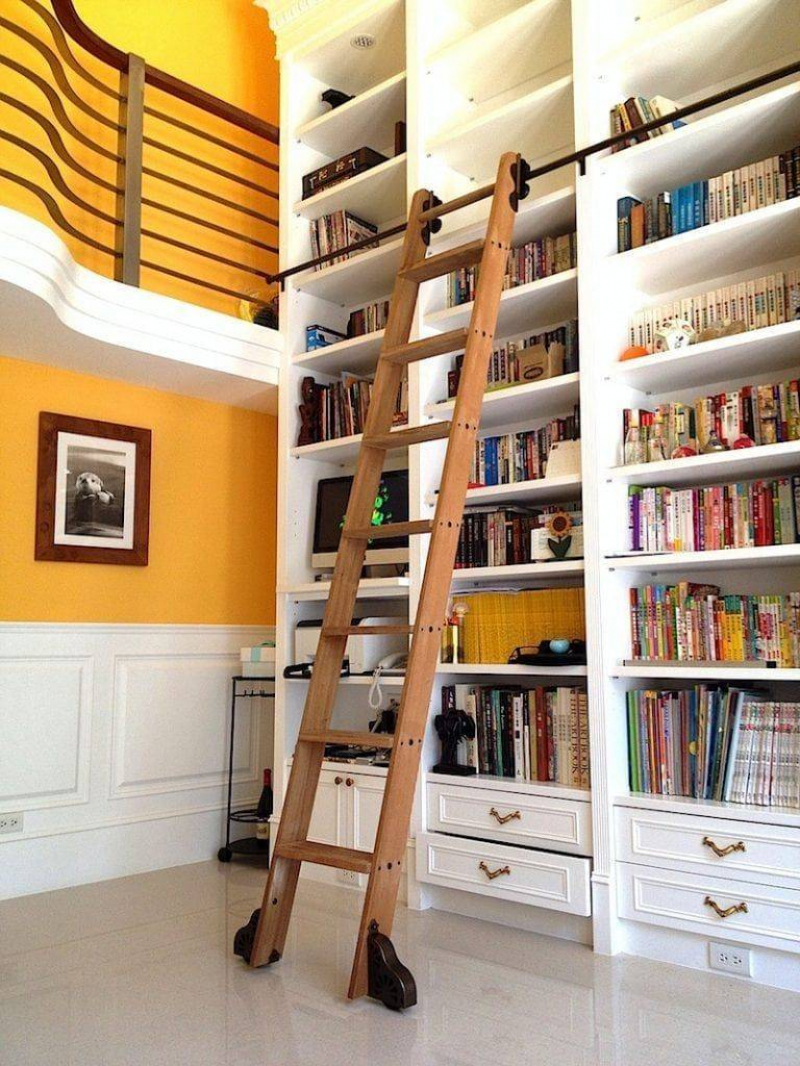 лестница на кухню для высоких шкафов