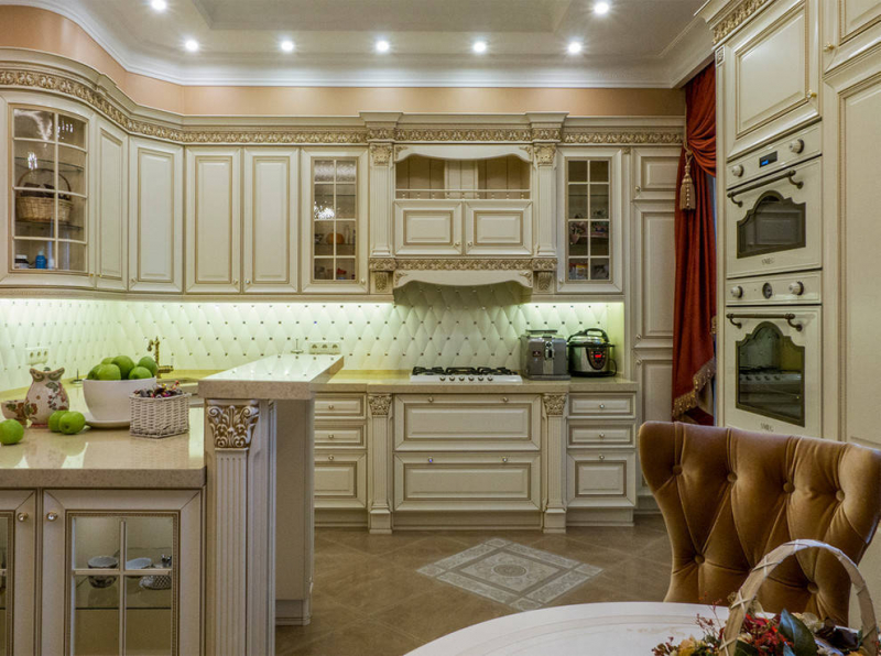 Кухня Эрида угловая белого цвета с карнизом и встроенной подсветкой 
