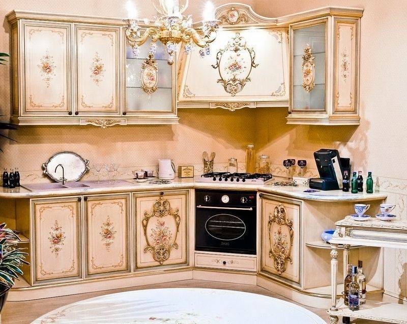 Кухня Беатрикс угловая в классическом стиле с красивыми декоративными элементами 