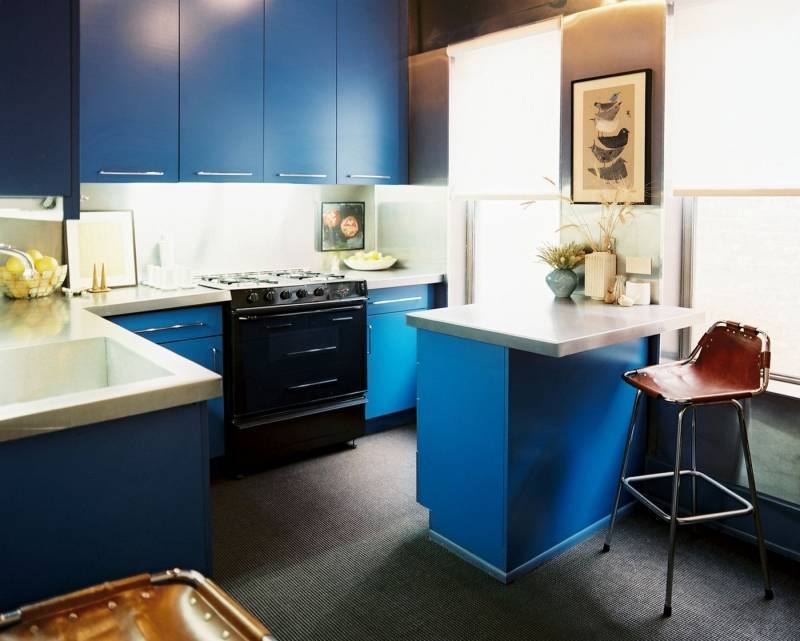 Кухня Гюнтер синего цвета с белой столешницей в современном стиле