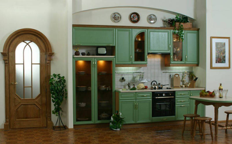 Кухня Тима прямого типа с зеленым фасадом и встроенной техникой 