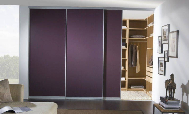 Шкаф Феанора встроенный 3 двери окрашены в фиолетовый внутри шкафчики с полками ящиками и вешалкой светлое дерево
