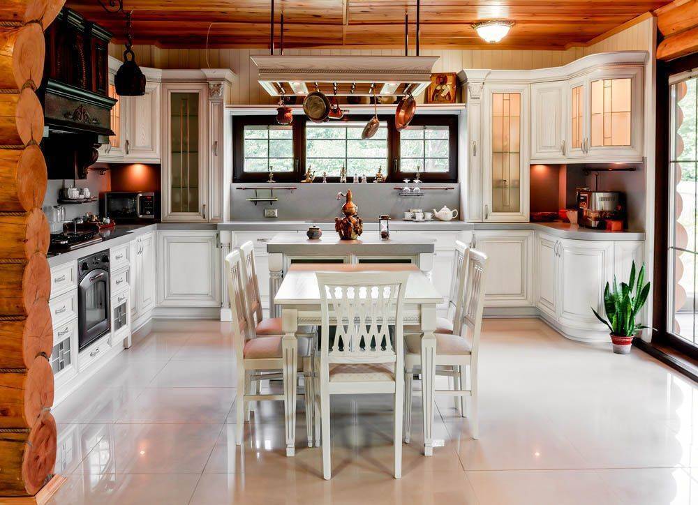 Кухня Атлас П-образная белого цвета в стиле прованс с навесными ящиками 