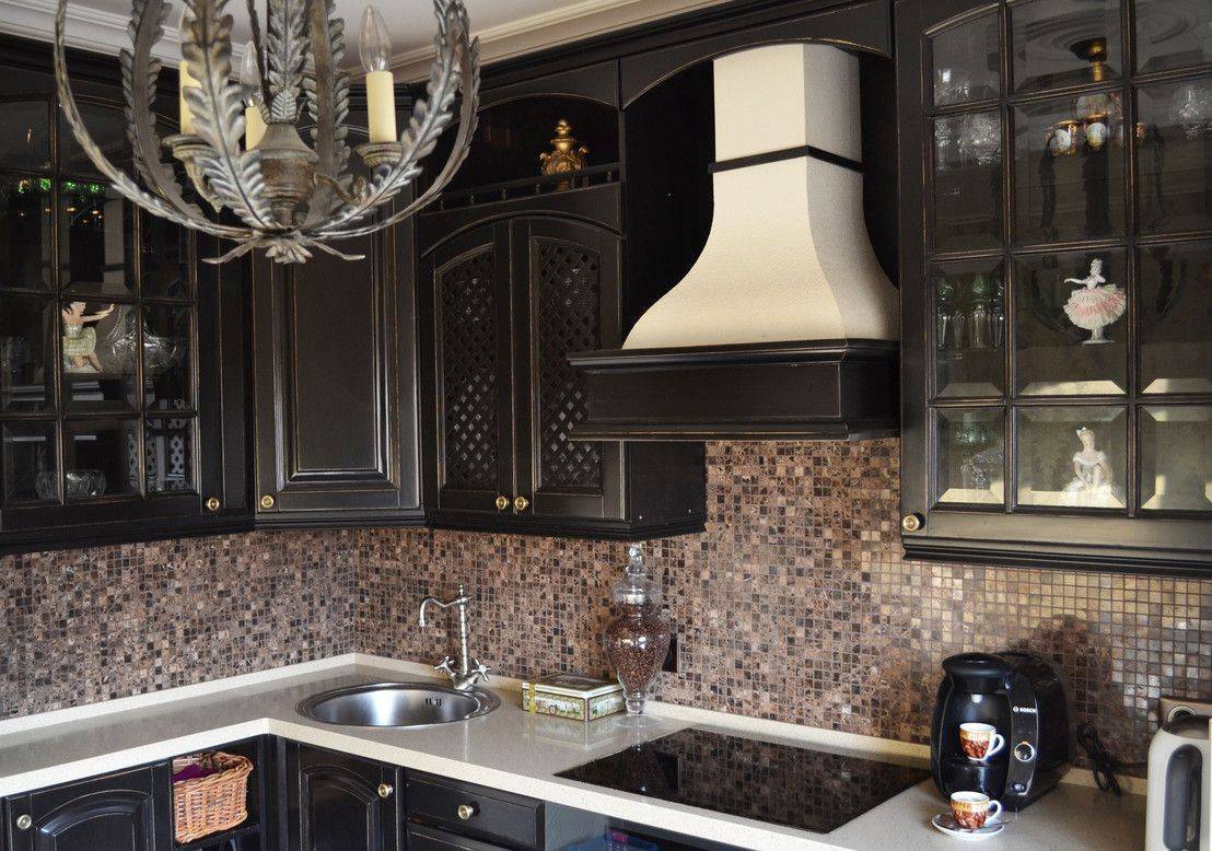 Кухня Бриджит в классическом черном стиле с навесными шкафчиками со стеклянными дверцами 