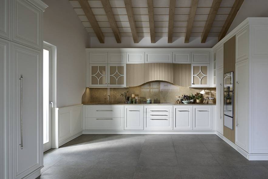 Кухня Беатрикс угловая в классическом стиле с красивыми декоративными элементами 
