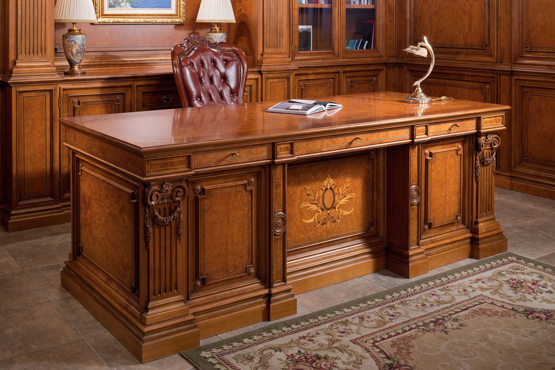 Современный деревянный стол в кабинет