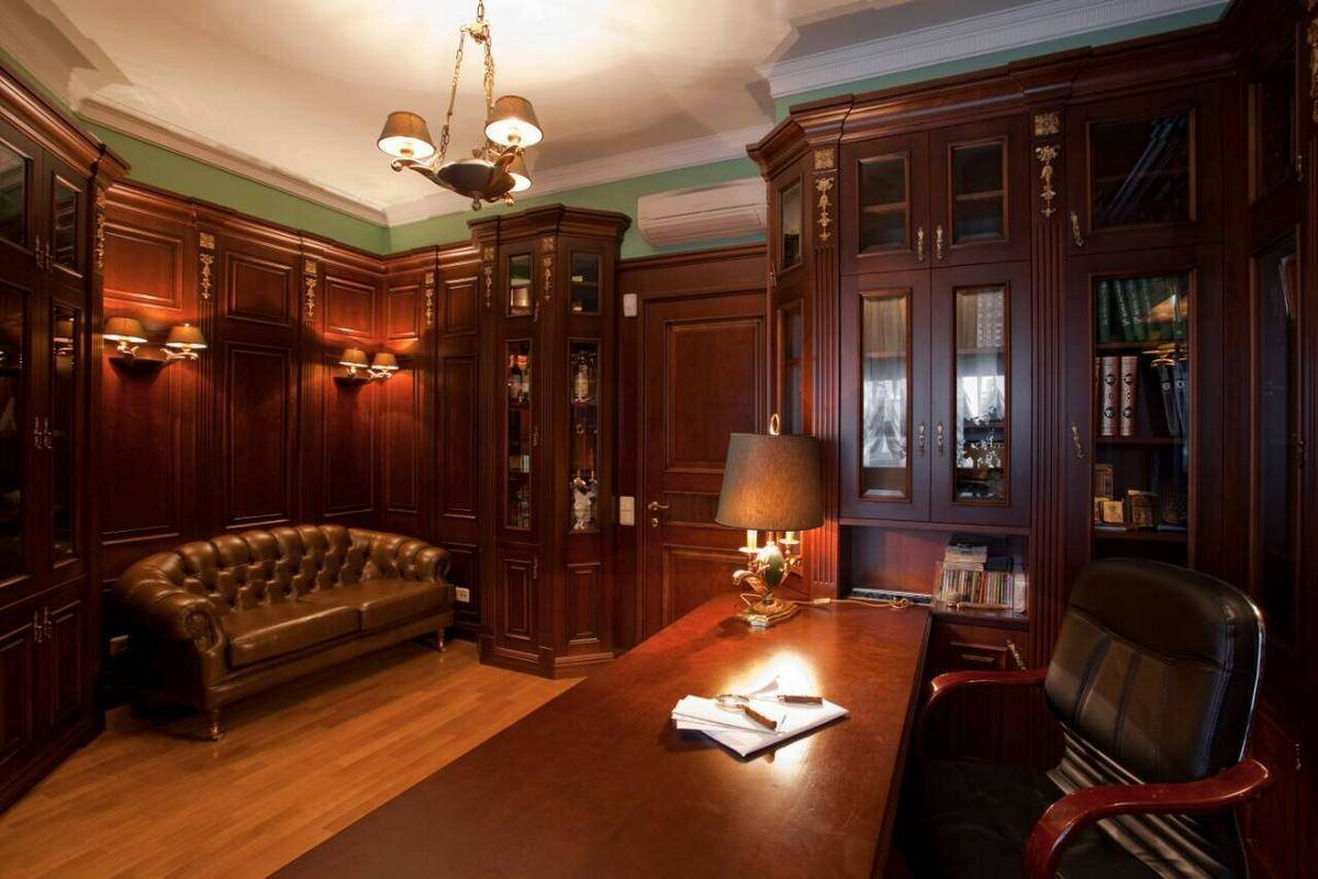 Кабинет Нерей в классическом стиле темно-коричневого цвета с большим книжным шкафом  