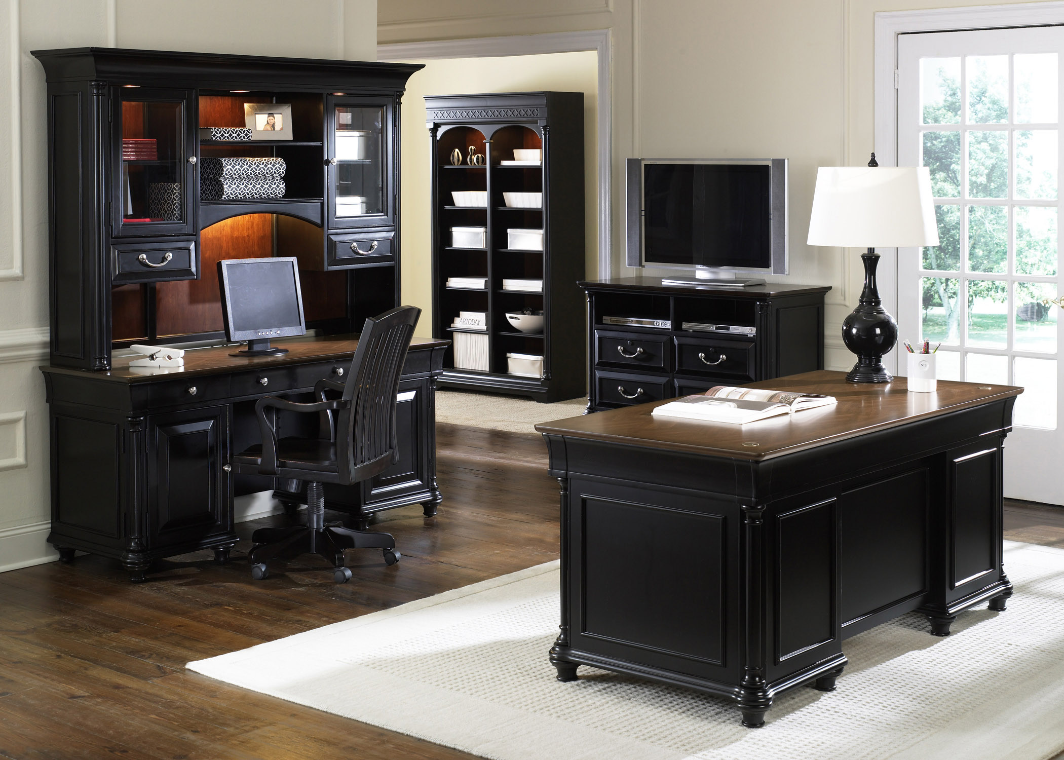 Кабинет Миндаль встроенный в классическом стиле темно-коричневого цвета с роскошным столом  