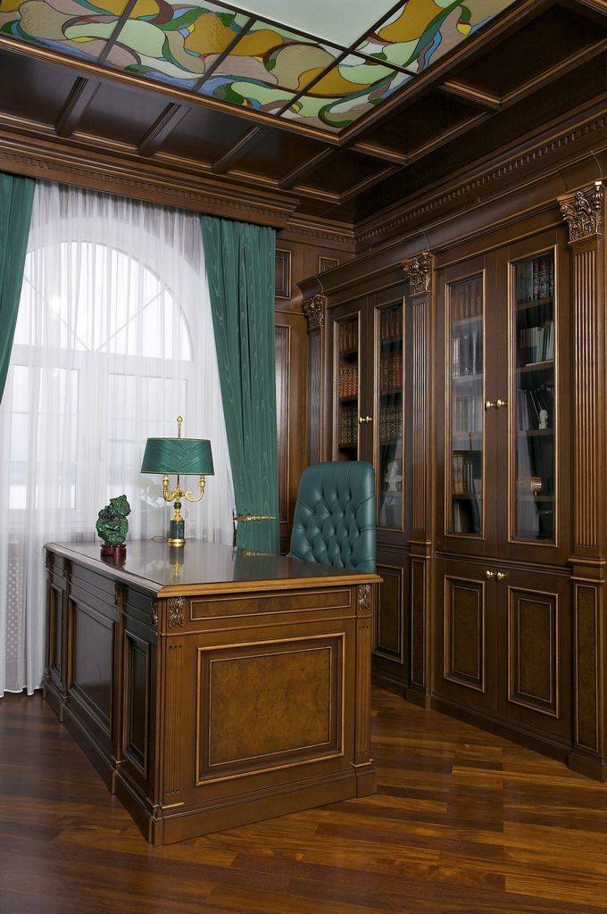 Кабинет Гематит стильный с Т-образным столом для переговоров и шкафом со стеклом 