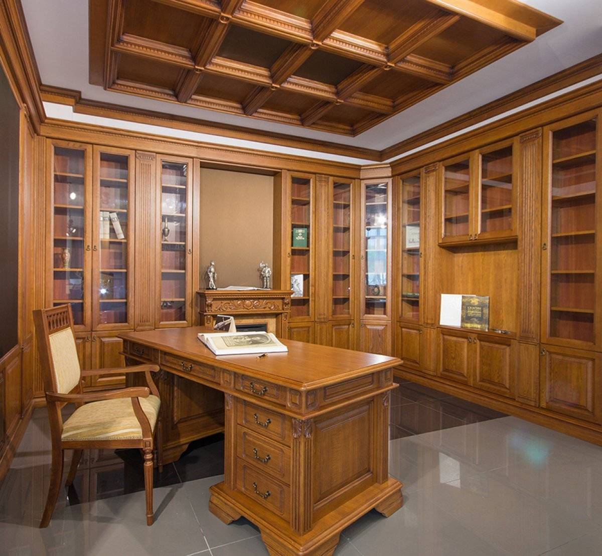 Кабинет Босс из массива в коричневом цвете со встроенными шкафами с полками для книг