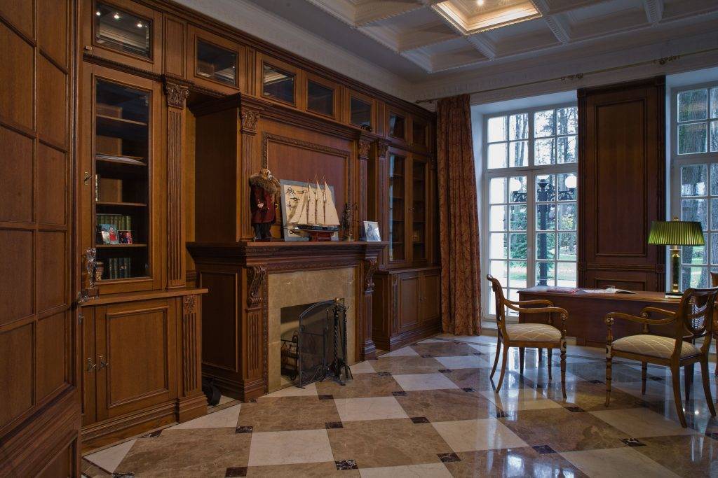 Кабинет Вереск в классическом стиле из массива дерева со встроенными шкафами 