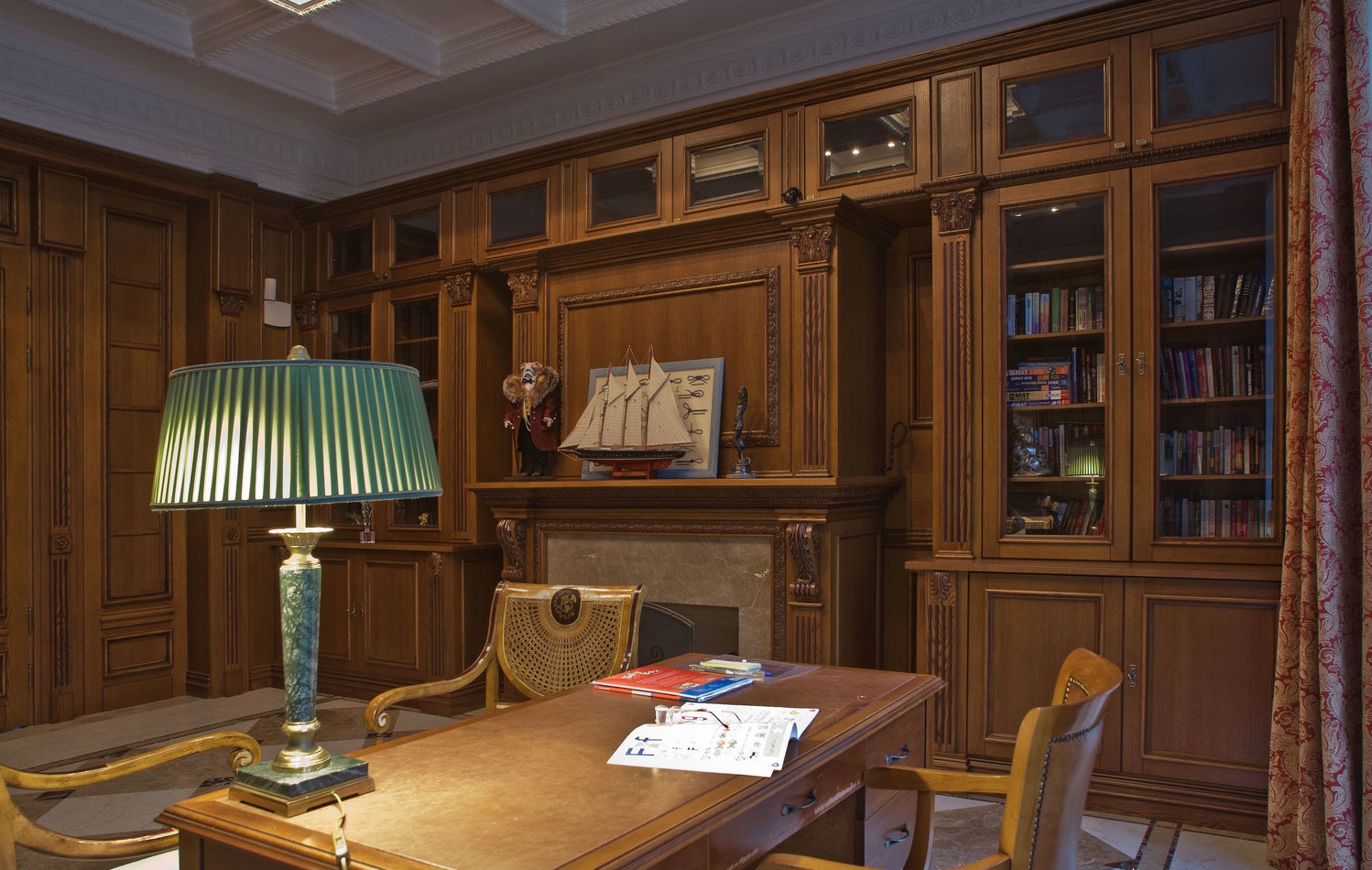 Кабинет Вереск в классическом стиле из массива дерева со встроенными шкафами 