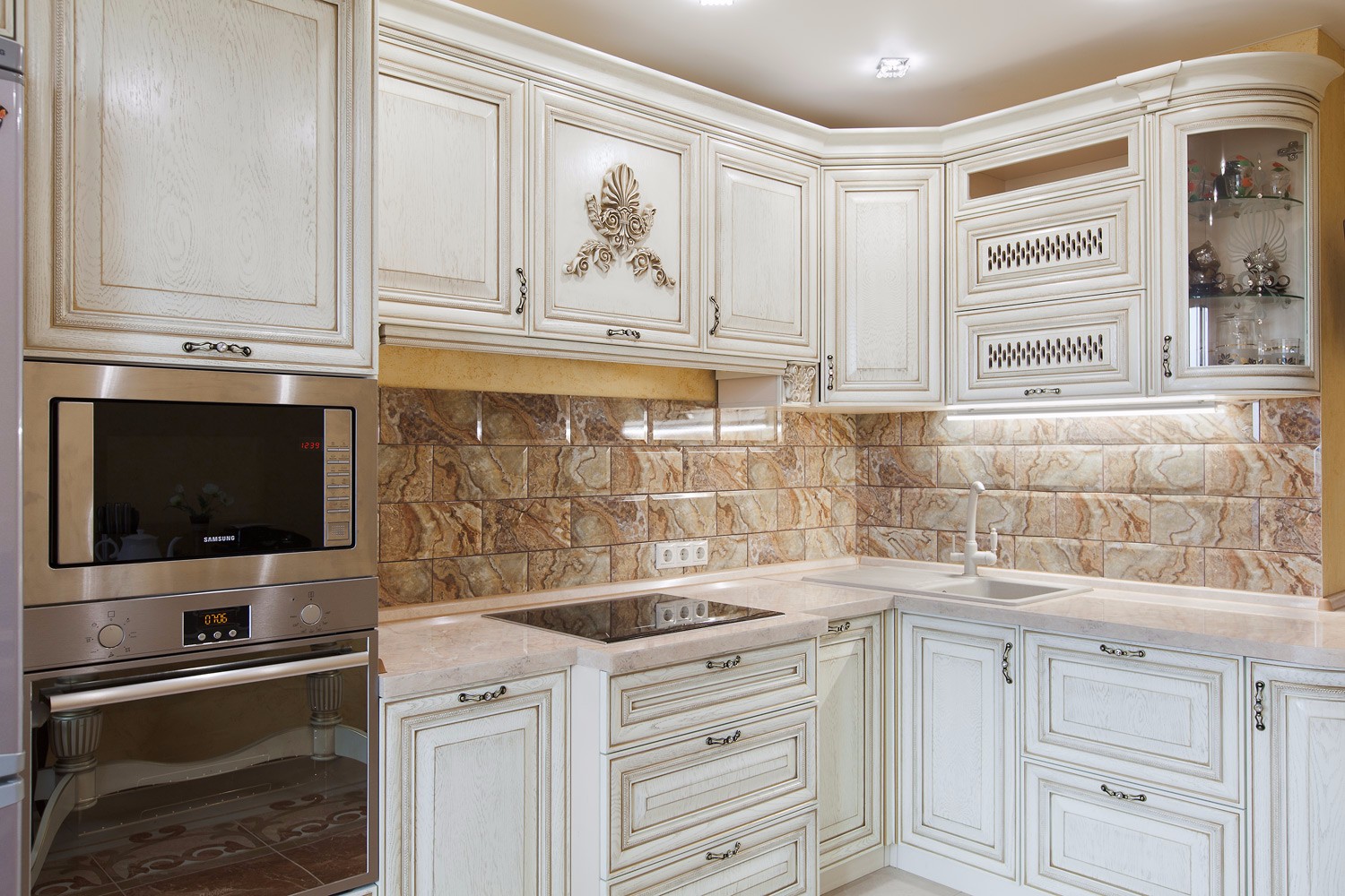 Кухня Алена в классическом стиле белого цвета с золотым обрамлением 