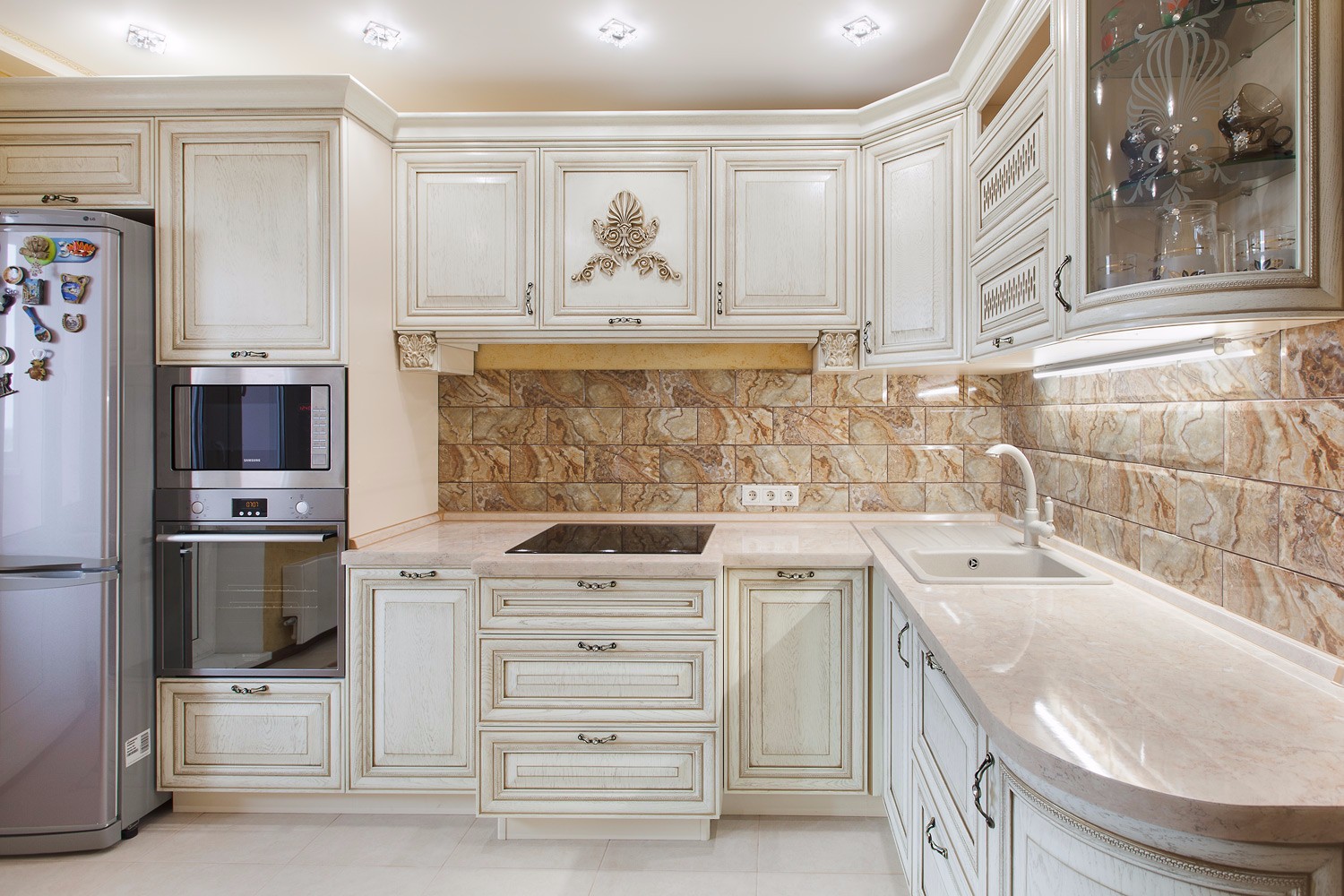 Кухня Алена в классическом стиле белого цвета с золотым обрамлением 