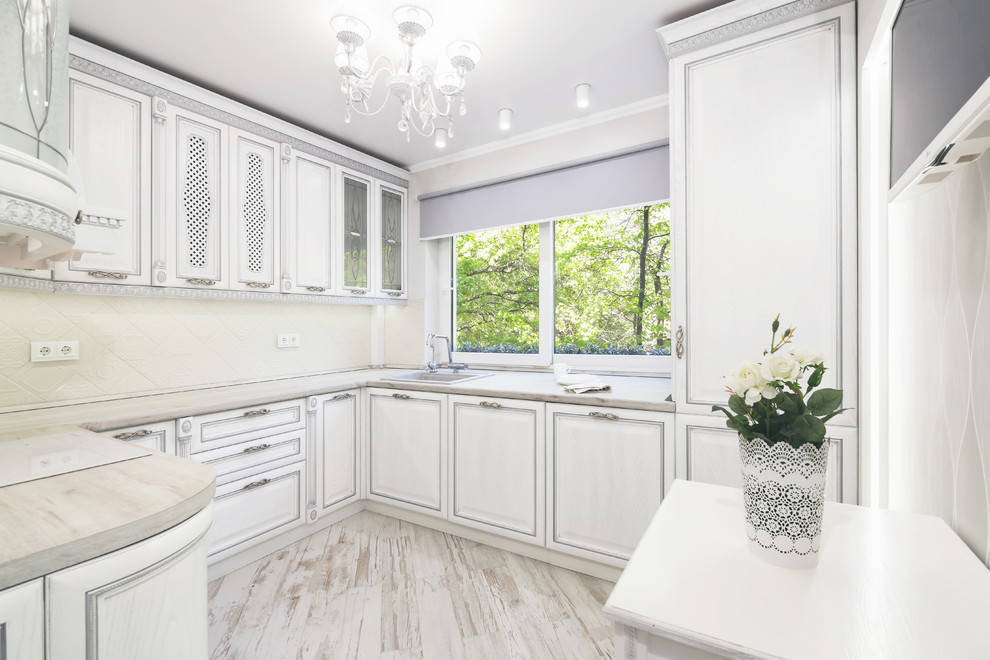 Кухня Калина в стиле прованс белого цвета с серой столешницей 