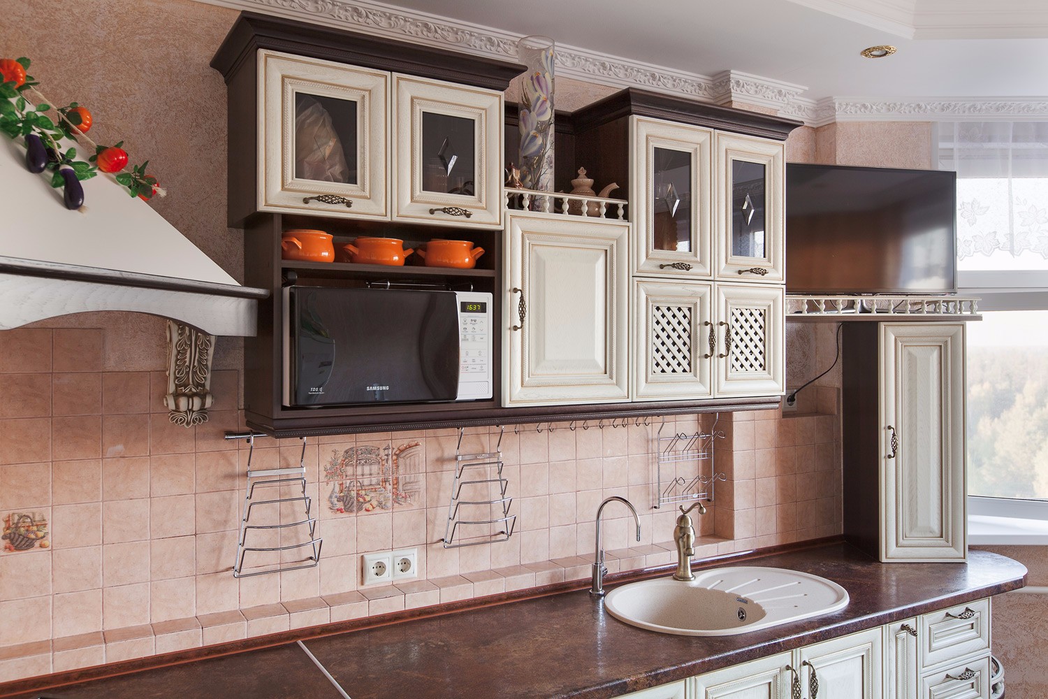 Кухня Лопес в классическом стиле белого цвета с отдельными закрытыми столами