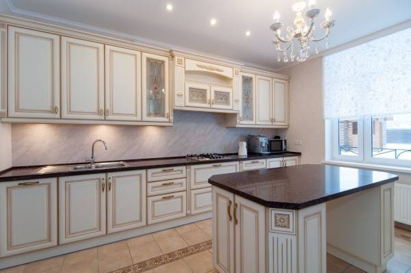 Кухня Ромашка угловая белого цвета в классическом стиле