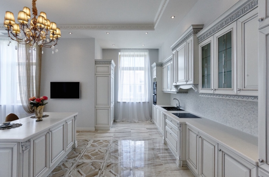 Кухня Сабрина с плавными формами в белом цвете с декоративными элементами