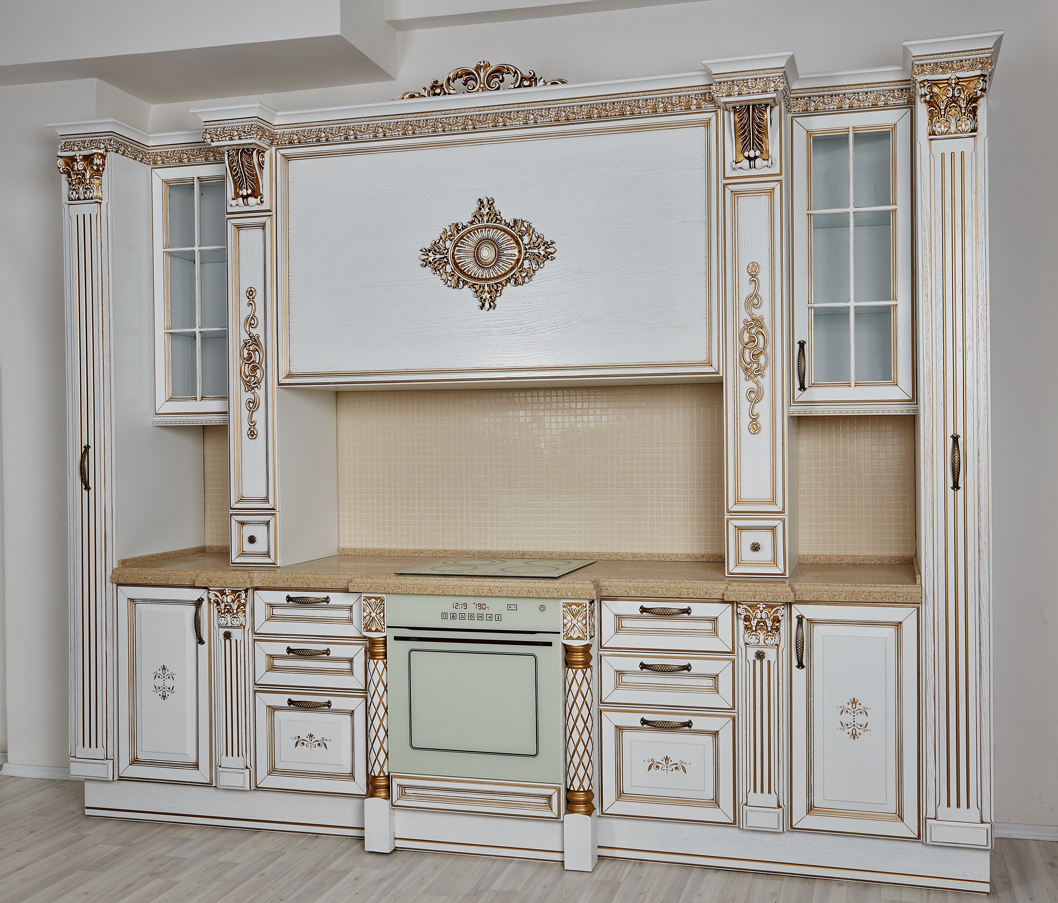 Кухня Мальдини линейного типа с коричневым фасадом и подвесными шкафами со стеклом 