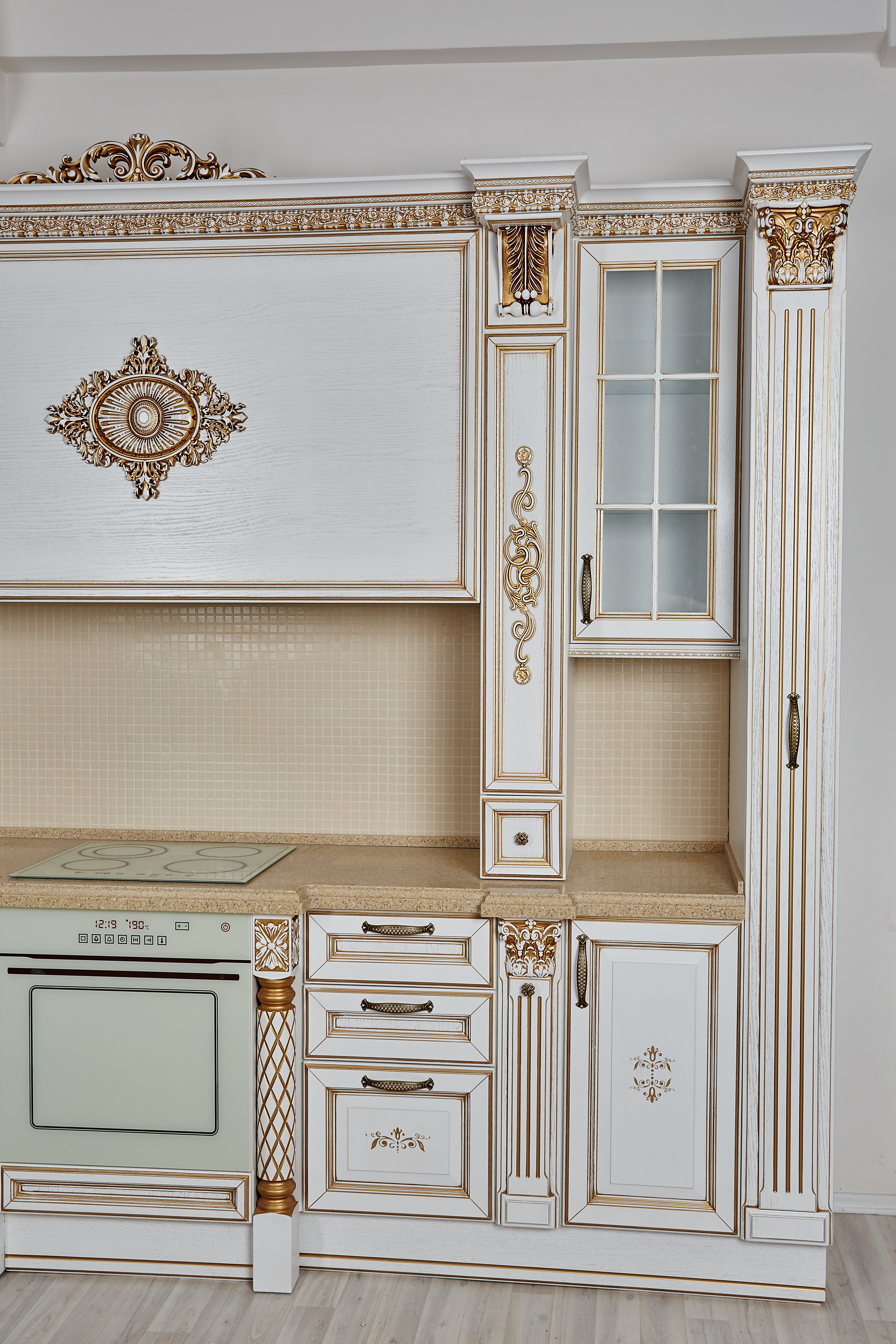 Кухня Мальдини линейного типа с коричневым фасадом и подвесными шкафами со стеклом 