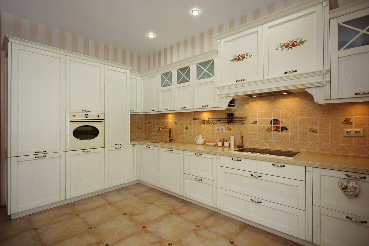 Кухня Астрид коричневого цвета с навесным ящиками со стеклом 