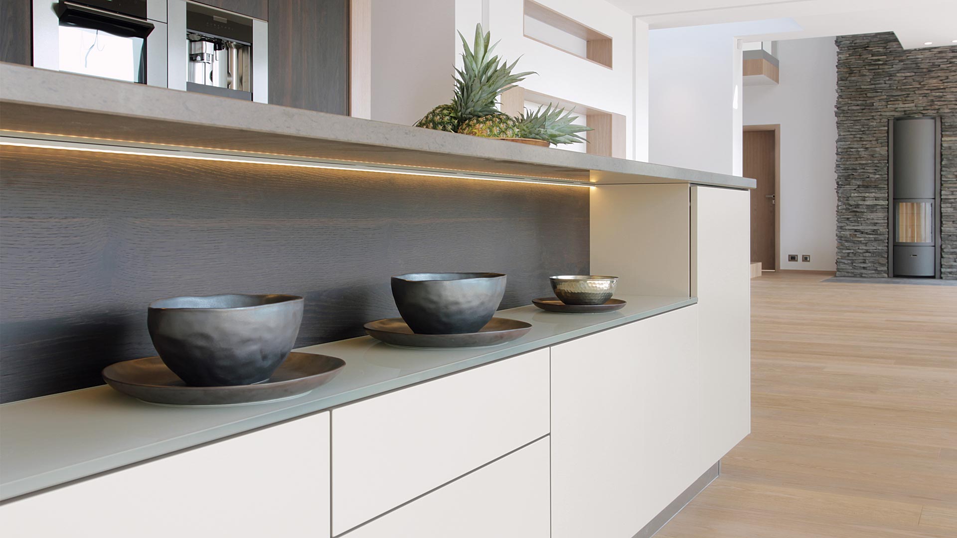 Кухня Есения в современном стильном исполнении серого цвета со встроенным столом