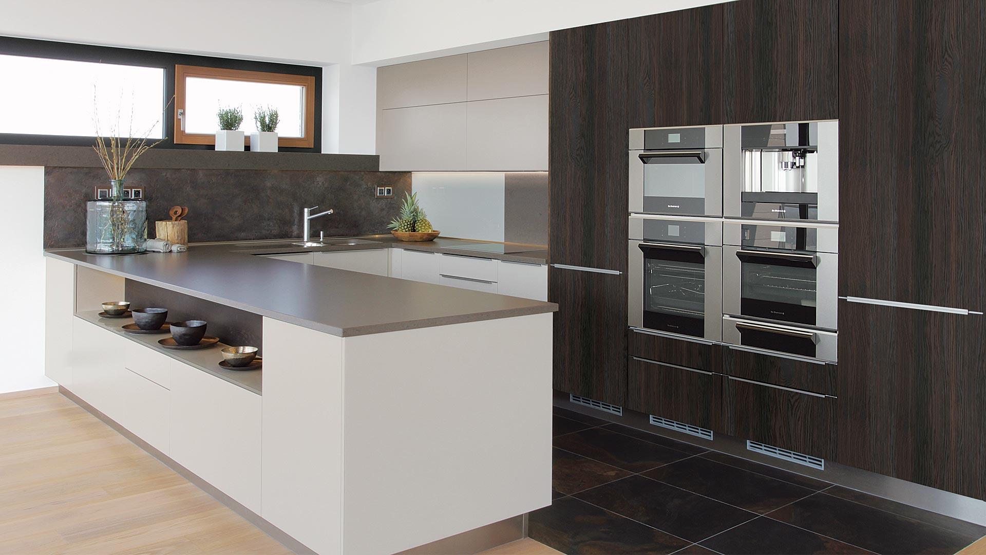 Кухня Есения в современном стильном исполнении серого цвета со встроенным столом