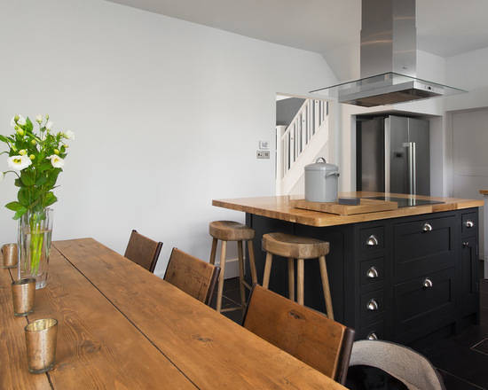 Кухня Сивилия в светлых тонах классического стиля с декоративными элементами 