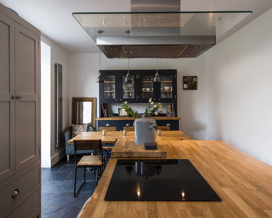 Кухня Сивилия в светлых тонах классического стиля с декоративными элементами 