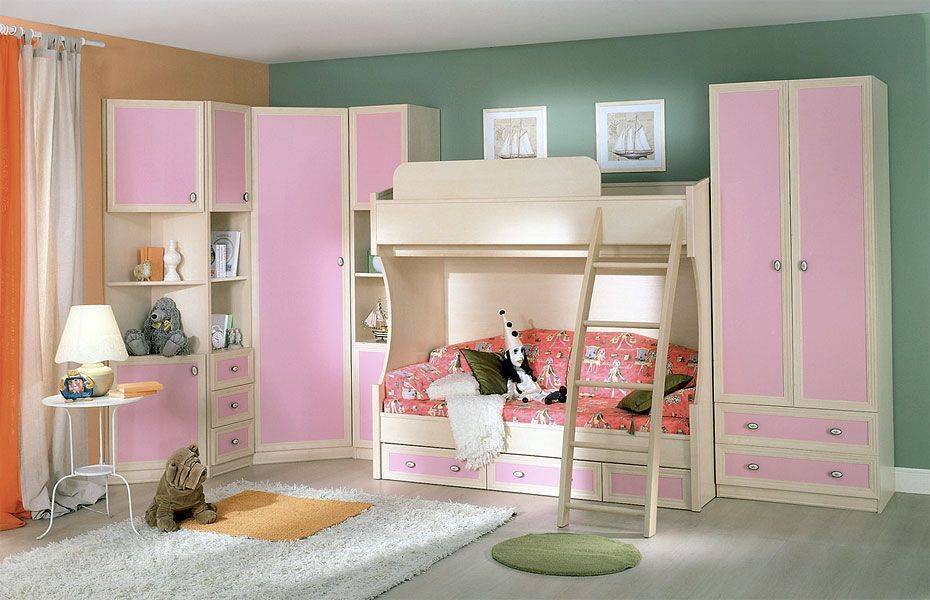 Детская Сказочницы в красивых розовых цветах с угловым расположением шкафов  