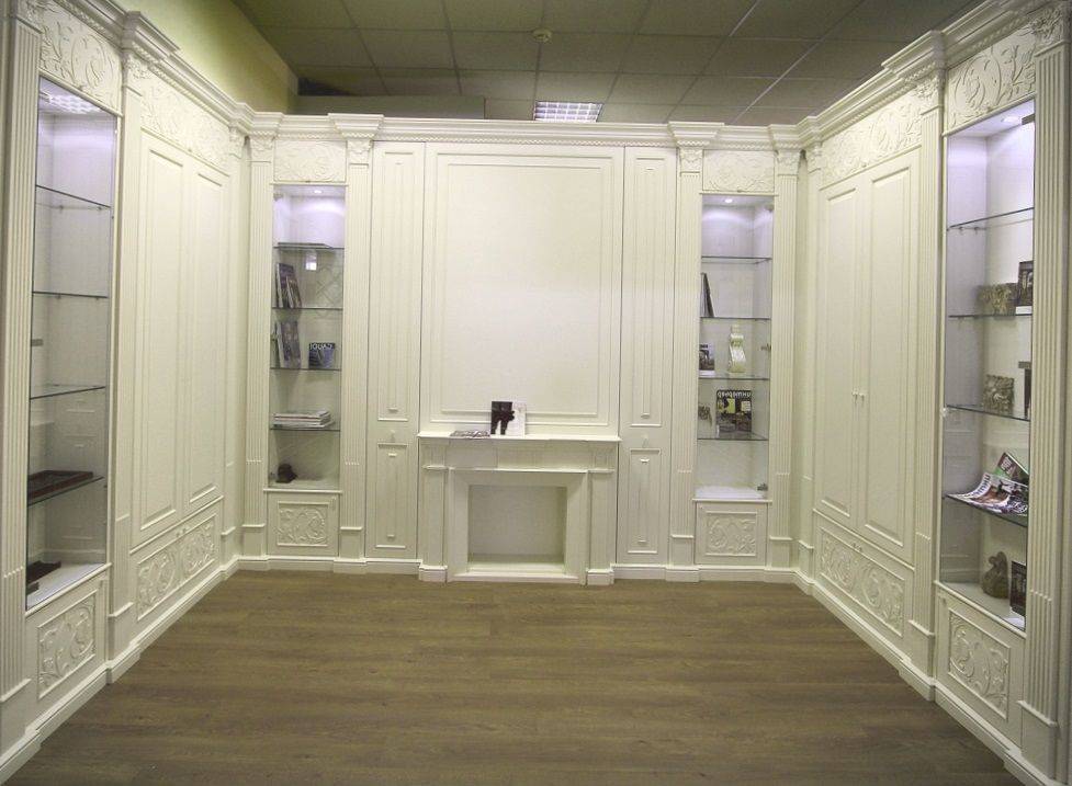 Гардеробная Марика в классическом стиле белого цвета со стеклянными полками и закрытыми шкафами  
