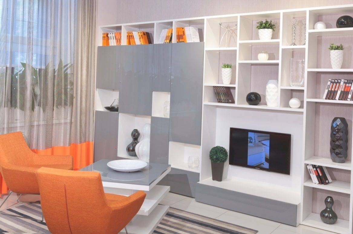 Гостиная Готье стильная и современная в двух цветах с нишей под телевизор и множеством открытых ниш для предметов 