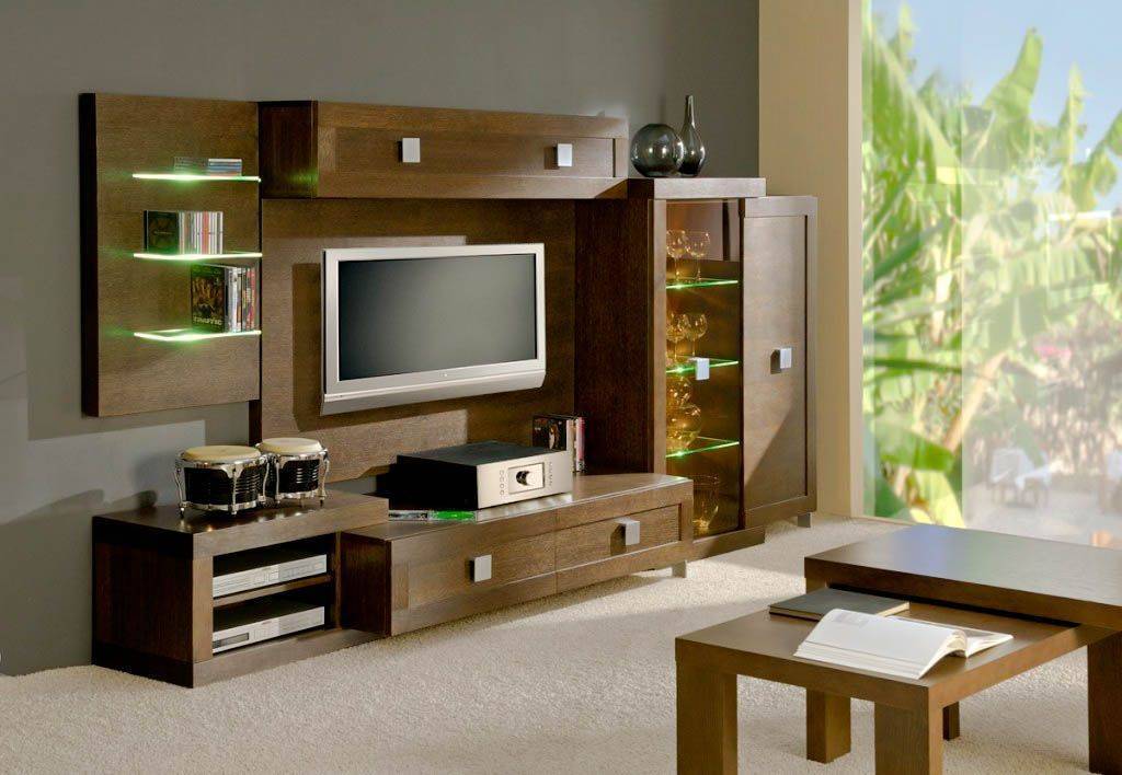 Гостиная Релакс современная коричневого цвета со стеклянными полками и местом для телевизора