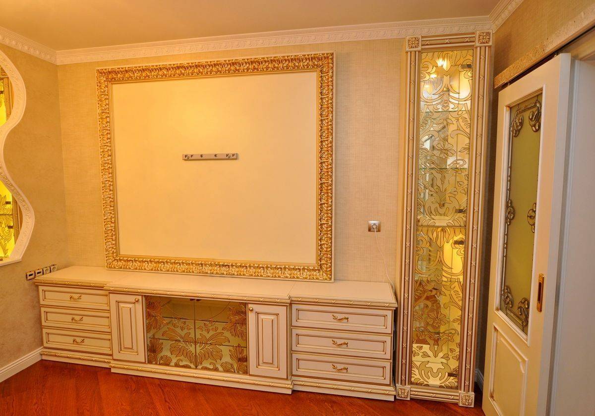 Гостиная Спокойствие в классическом белом стиле с золотой окантовкой  
