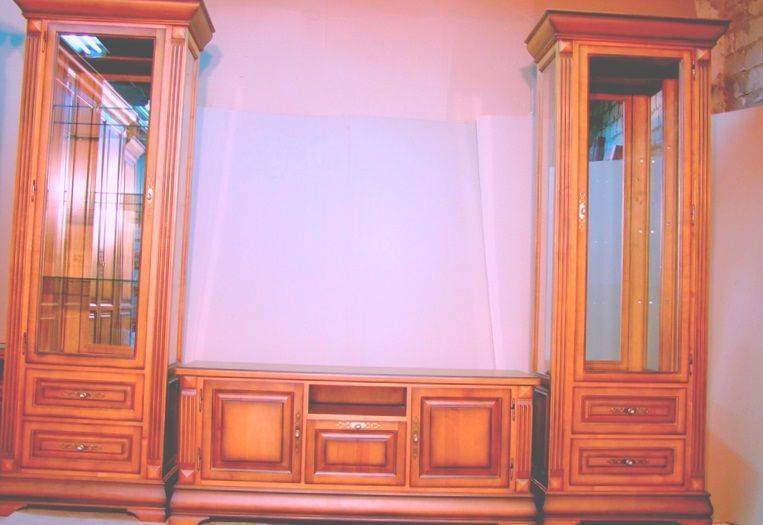 Гостиная Джейн светло-коричневого цвета из двух высоких шкафов со стеклом и низкой тубмой с выдвижными полками