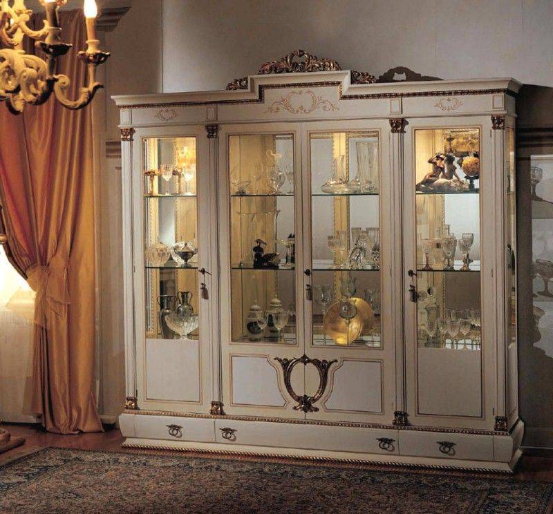 Шкаф-витрина Византия с зеркалом 4 двери со стеклом 2 боковые стенки-стекло 6 стеклянных полок 3 ящика нежно кремовый окрас дерева с золотыми вставками