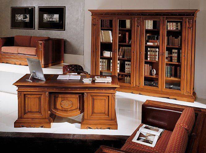Кабинет Экватор в оригинальном классическом стиле с красивым письменным столом и шкафом со стеклом в дверцах