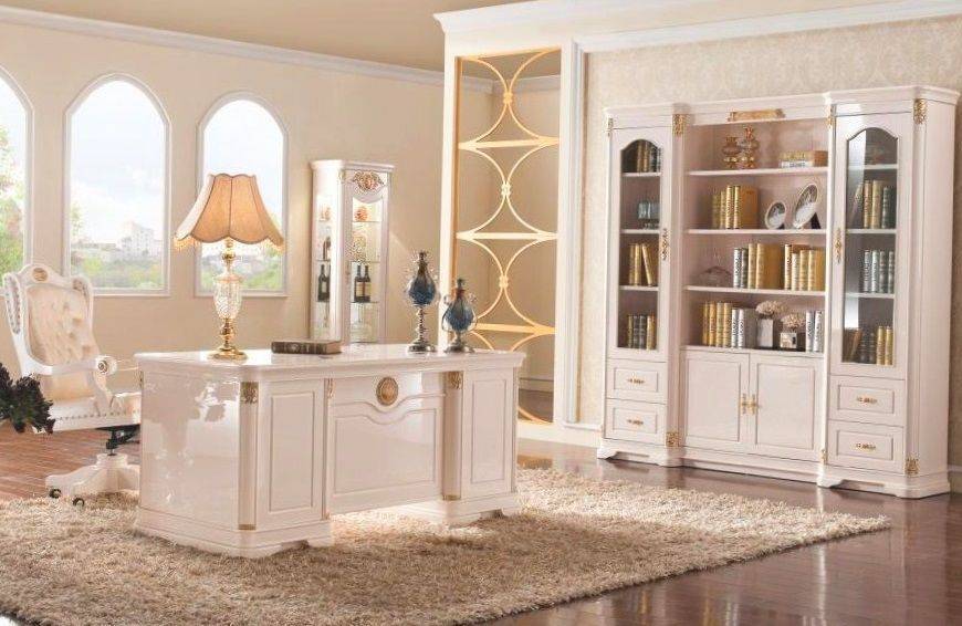 Кабинет Флюра в классическом стиле белого цвета с шикарным столом и большим открытым шкафом 