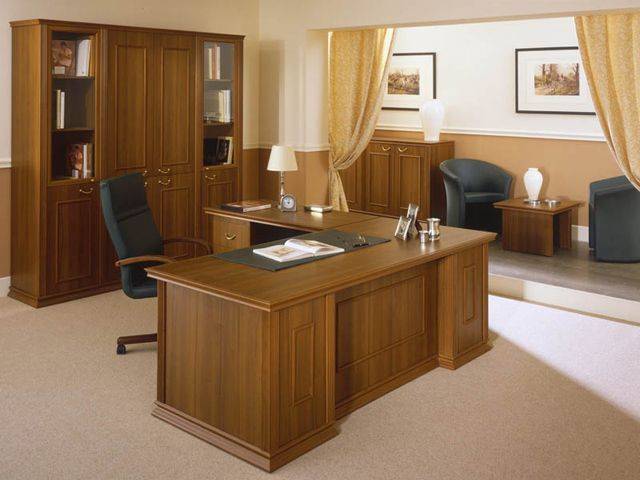 Кабинет Яшма в простом классическом стиле с угловым столом для руководителя 