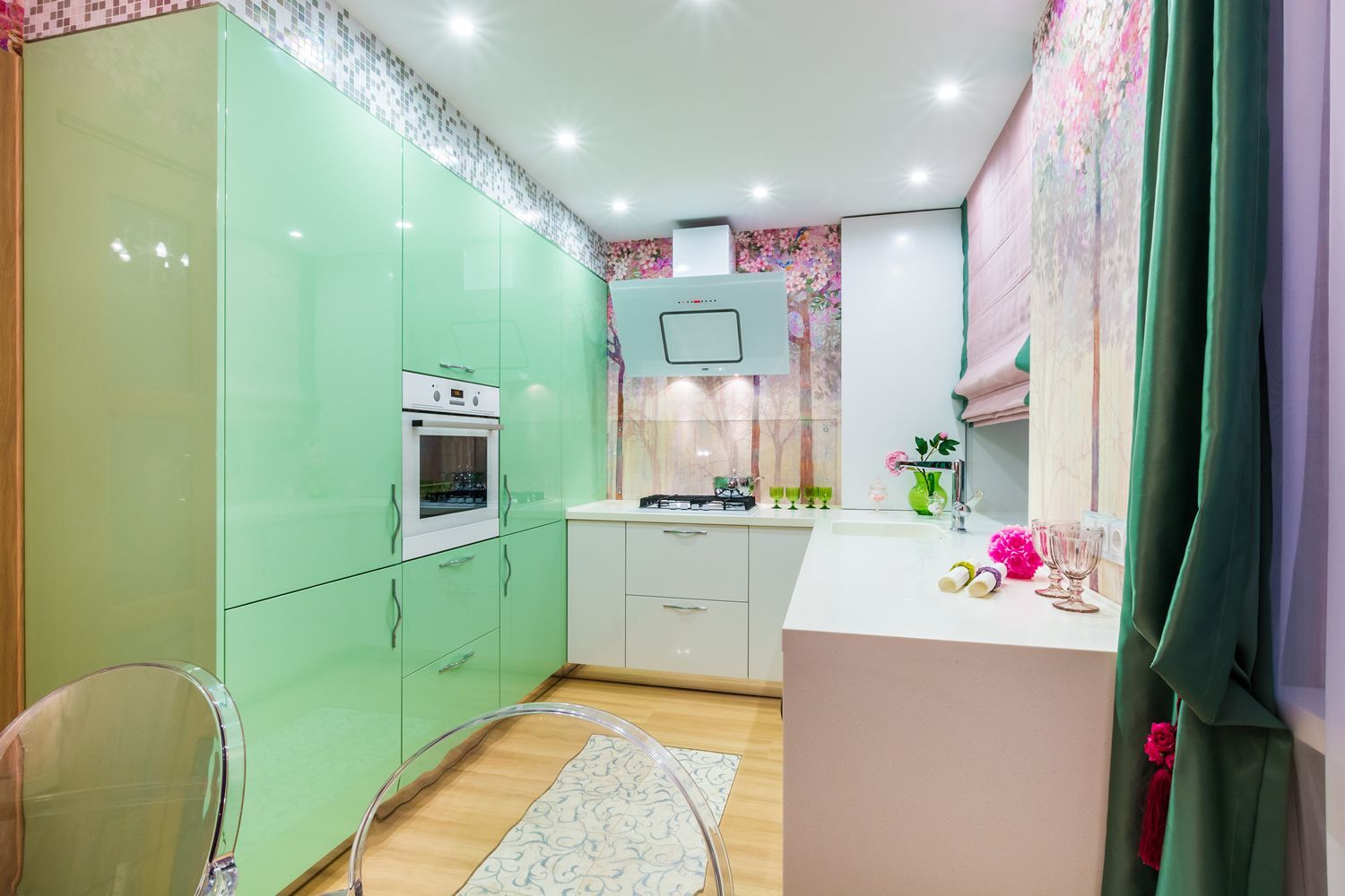 Кухня Белая П-образная с высокими кухонными шкафами бирюзового и розово цвета 