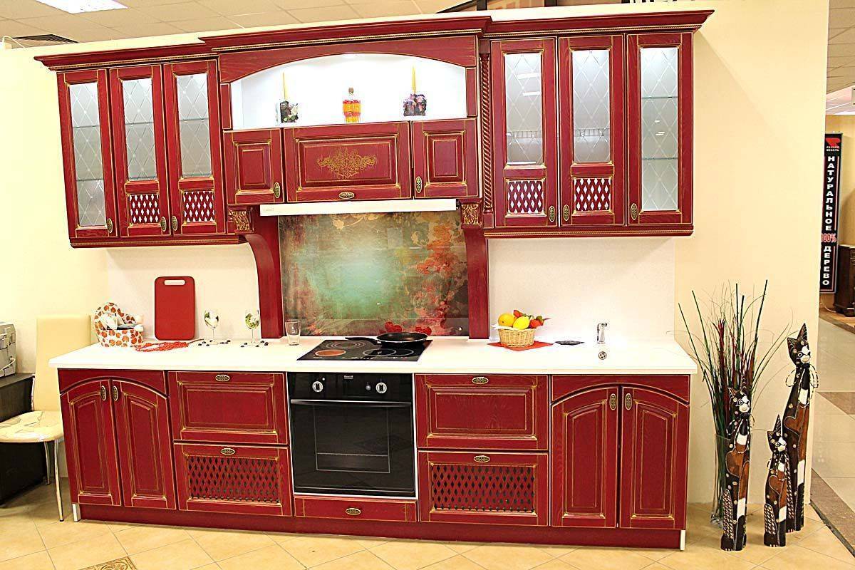 Кухня Квадро с красным фасадом с золотым обрамлением и подвесными шкафами со стеклом 