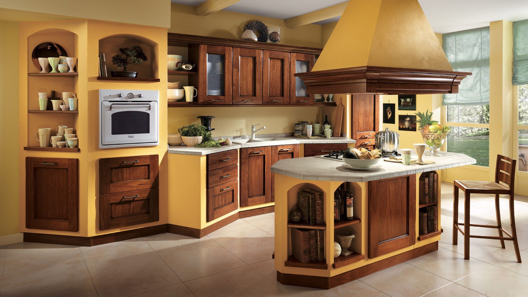 Кухня Барокко желто-коричневого цвета и серой столешницей 
