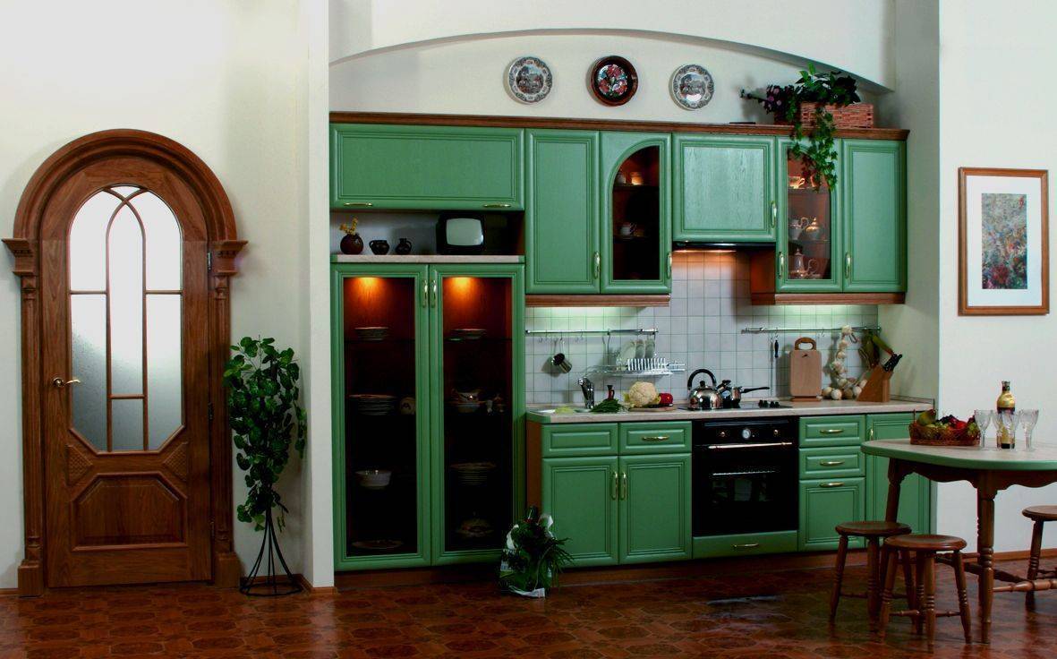 Кухня Бегония темно-зелёного цвета со встроенной техникой и навесными шкафчиками