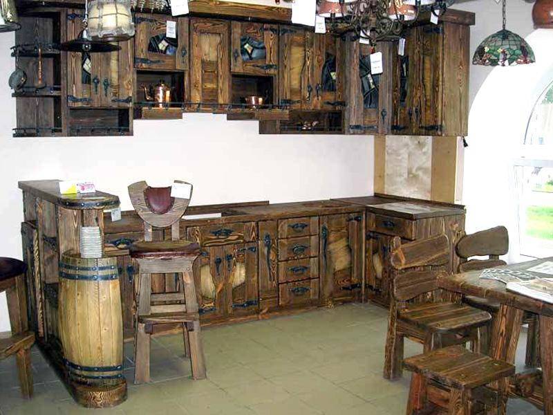 Кухня Бьерн в средневековом стиле из дерева с металлической наружной фурнитурой 