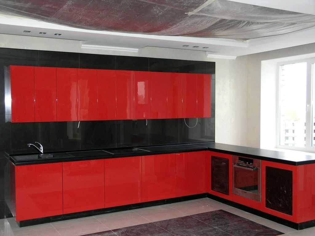 Кухня Буржуа угловая красного цвета с черной столешницей 