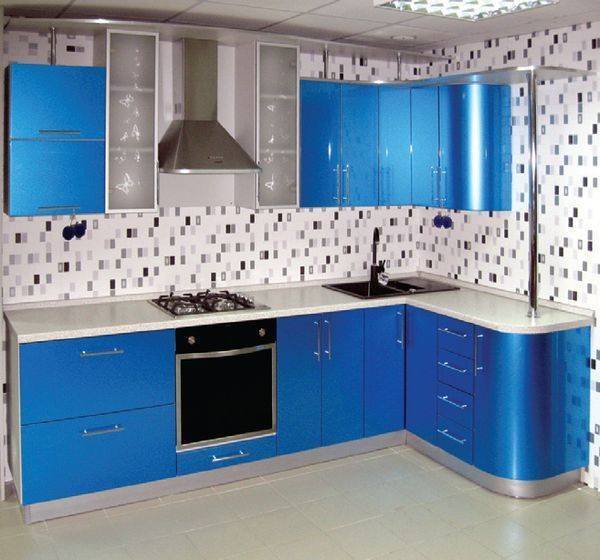 Кухня Цикорий угловая синего цвета со скругленными углами 