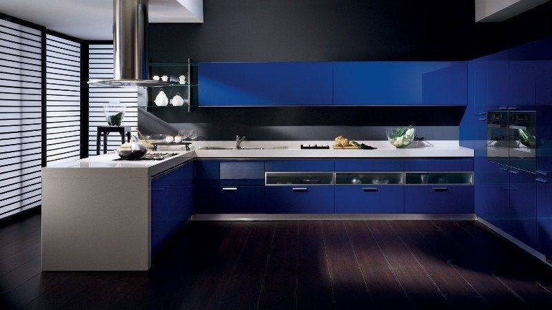 Кухня Дерзость П-образная в стиле модерн синего цвета с белой столешницей 