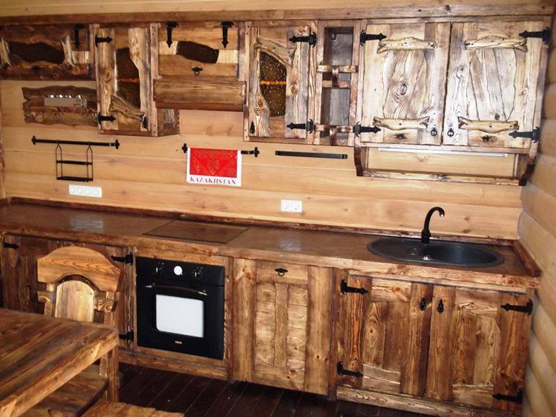 Кухня Добрыня из дерева в средневековом стиле с подвесными шкафчиками и полками 