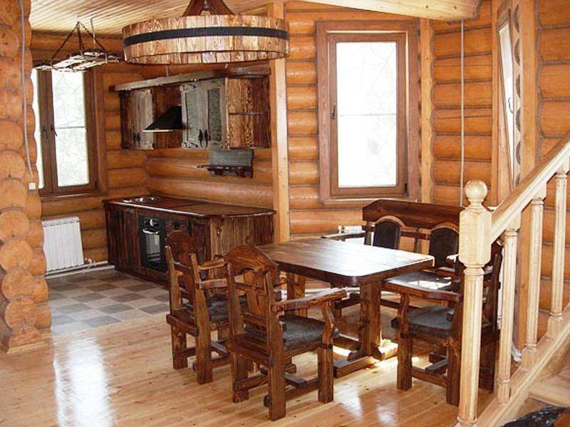 Кухня Ежевика из массива дерева с подвесными шкафчиками и обеденным столом со стульями 