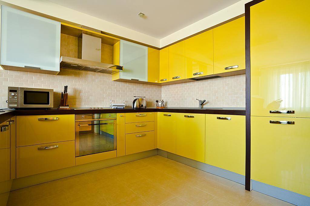 Кухня Эконика П-образная желтого цвета в стиле модерн 